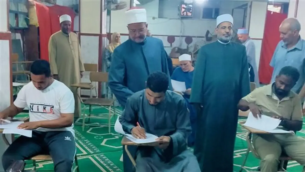 وكيل وزارة الأوقاف بسوهاج يتابع اختبارات الدور الثاني للفرقة الأولى بمركز محفظي القرآن الكريم
