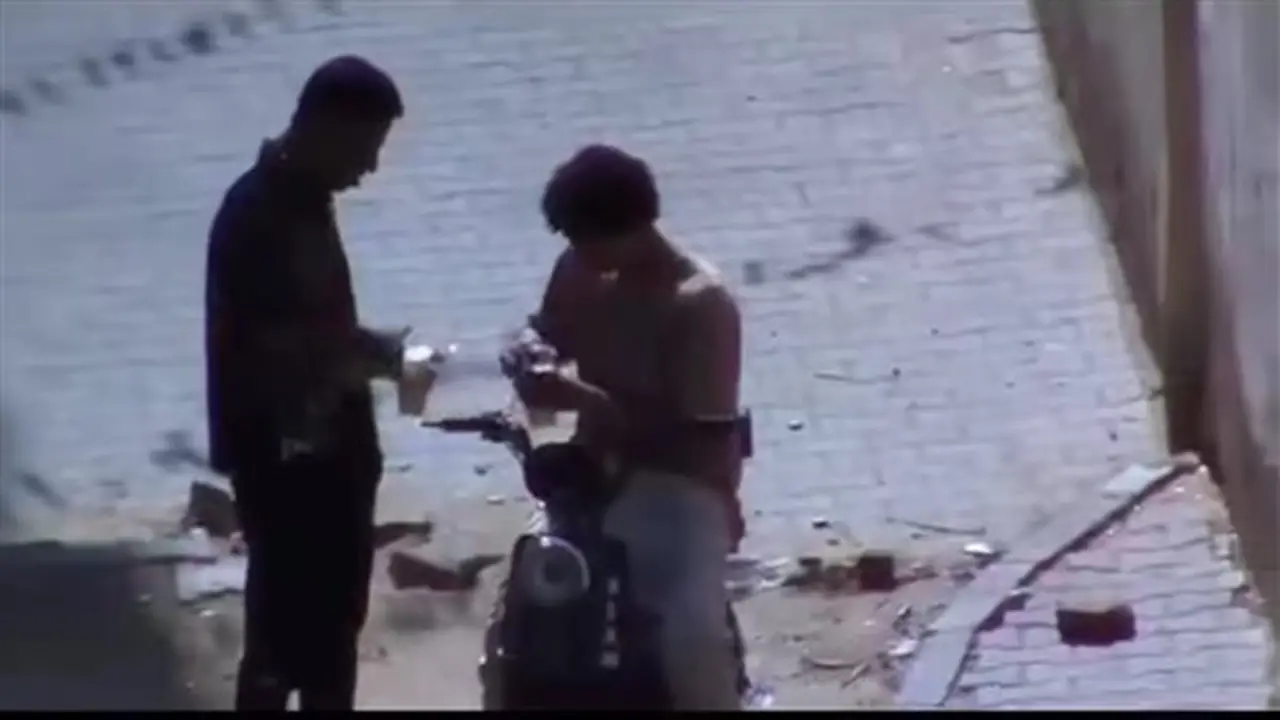 شابان يتناولان البيرة أثناء قيادة دراجة نارية في فيصل والأمن يتحرك (صور)