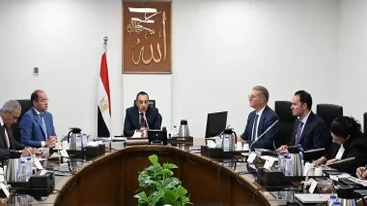 رئيس الوزراء يترأس اجتماعًا لمتابعة زيادة المخزون الاستراتيجي من المنتجات البترولية