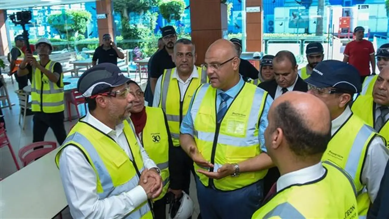 وزير العمل ومحافظ الإسكندرية يتفقدان شركة بريميتون للإطارات لدعم الاستثمار الصناعي