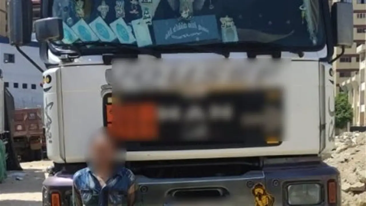 فيديو على السوشيال ميديا يقود لضبط سائق نقل هارب بعد اصطدامه بسيارة