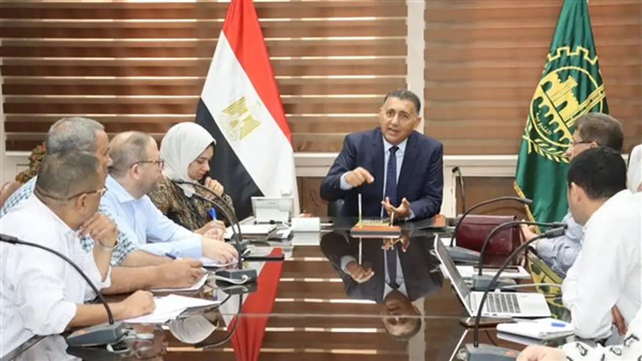 خطة عاجلة لإزالة تراكم المخلفات من الترع والمصارف في القليوبية
