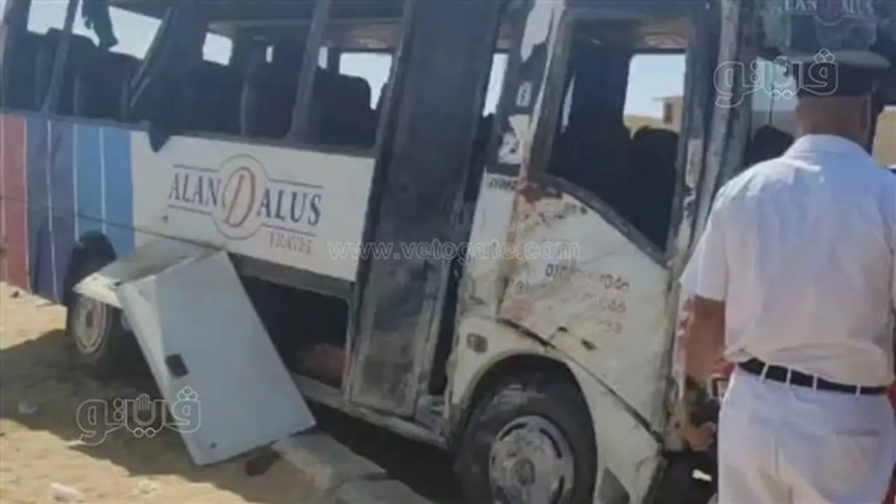 مصرع شخص وإصابة 17 آخرين جراء انقلاب أتوبيس على طريق مطروح الساحلي