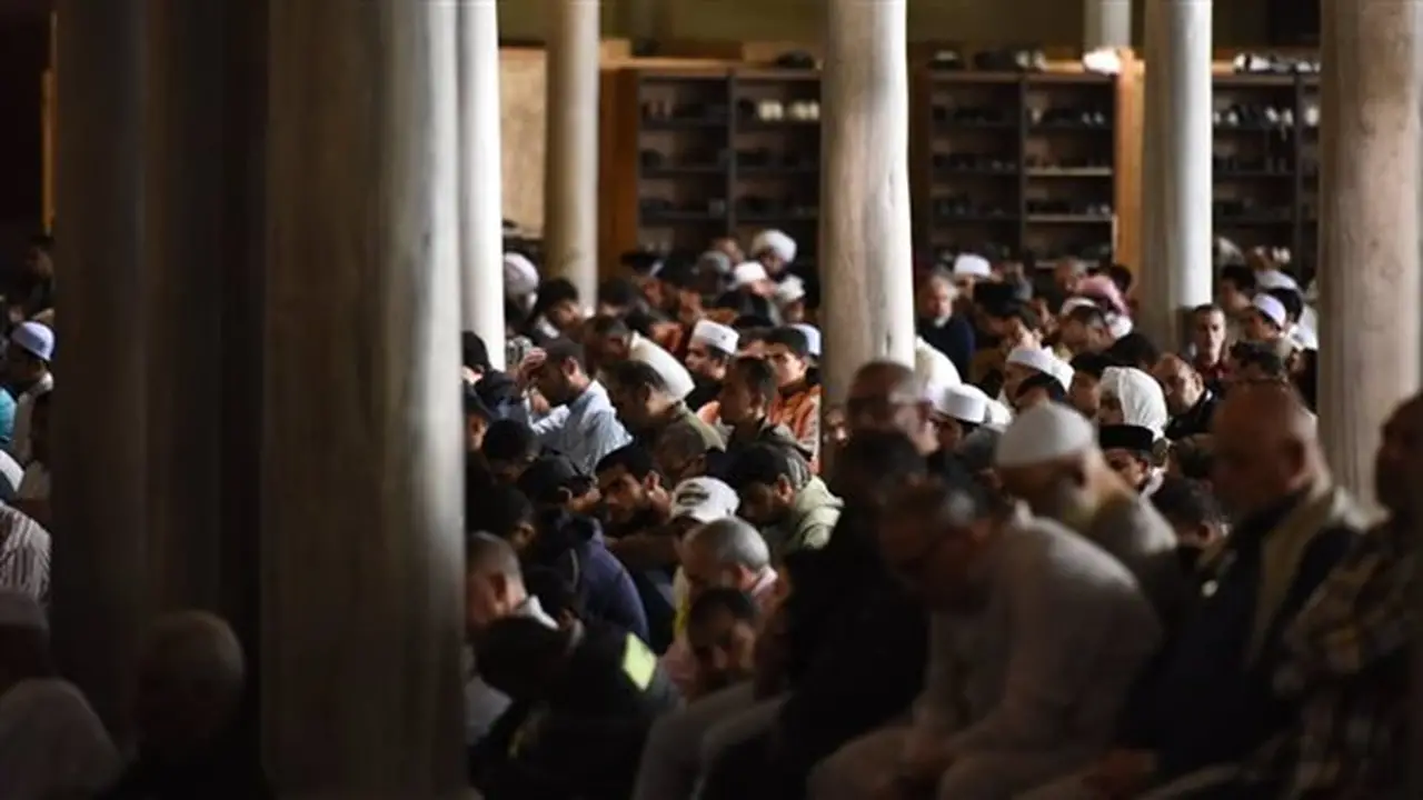 حكم إمامة غير الخطيب في صلاة الجمعة: الإفتاء توضح