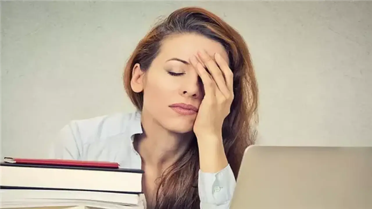 3 أسباب للشعور بالخمول المستمر رغم النوم 8 ساعات يوميًا