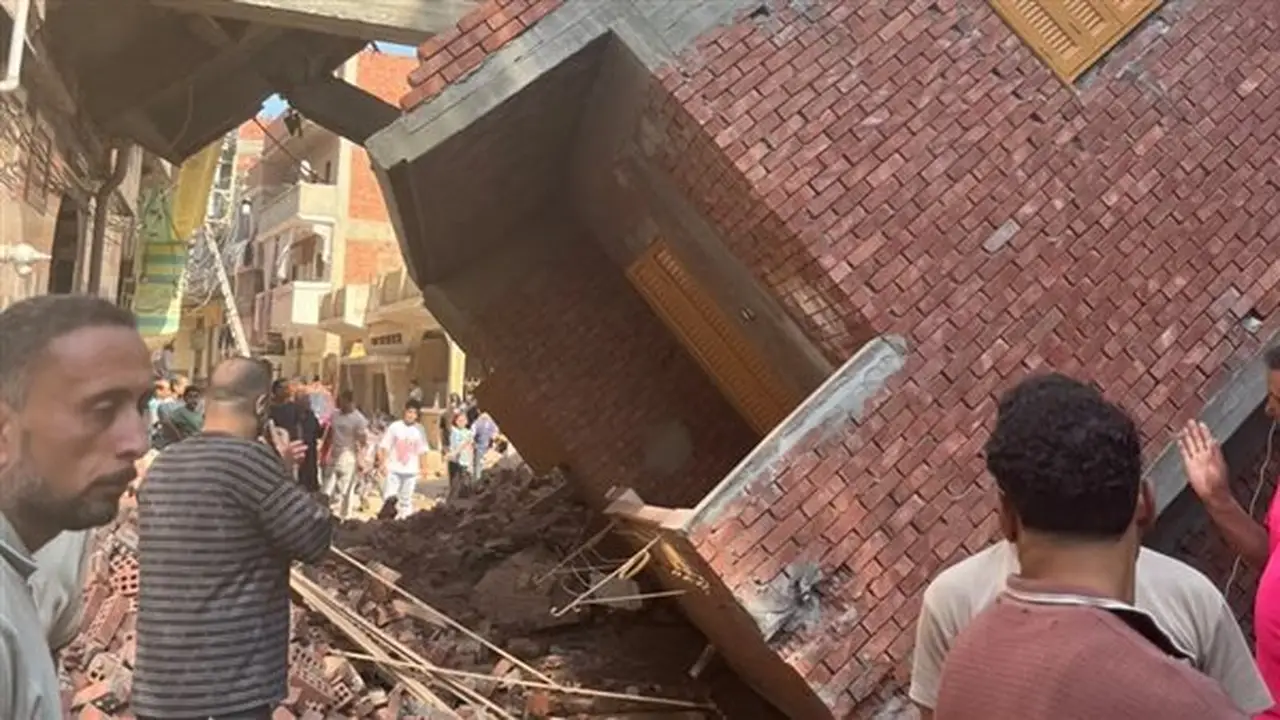 جهود مكثفة لرفع أنقاض عقار جصفا بالدقهلية بعد انهياره (فيديو وصور)