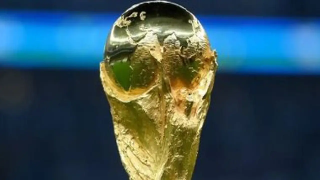 ميندي يبيع نسخة كأس العالم 2018 في مزاد علني مقابل 54 ألف يورو