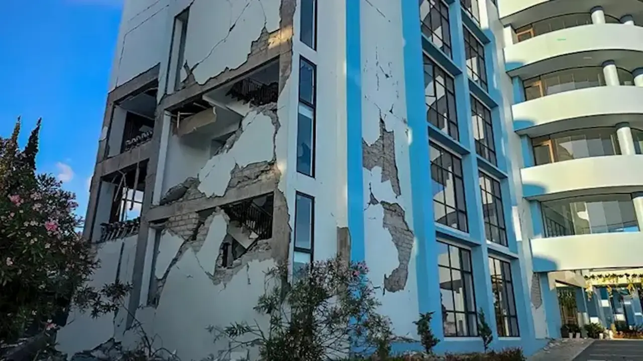 صور توثق آثار زلزال بقوة 7.7 درجة في إندونيسيا