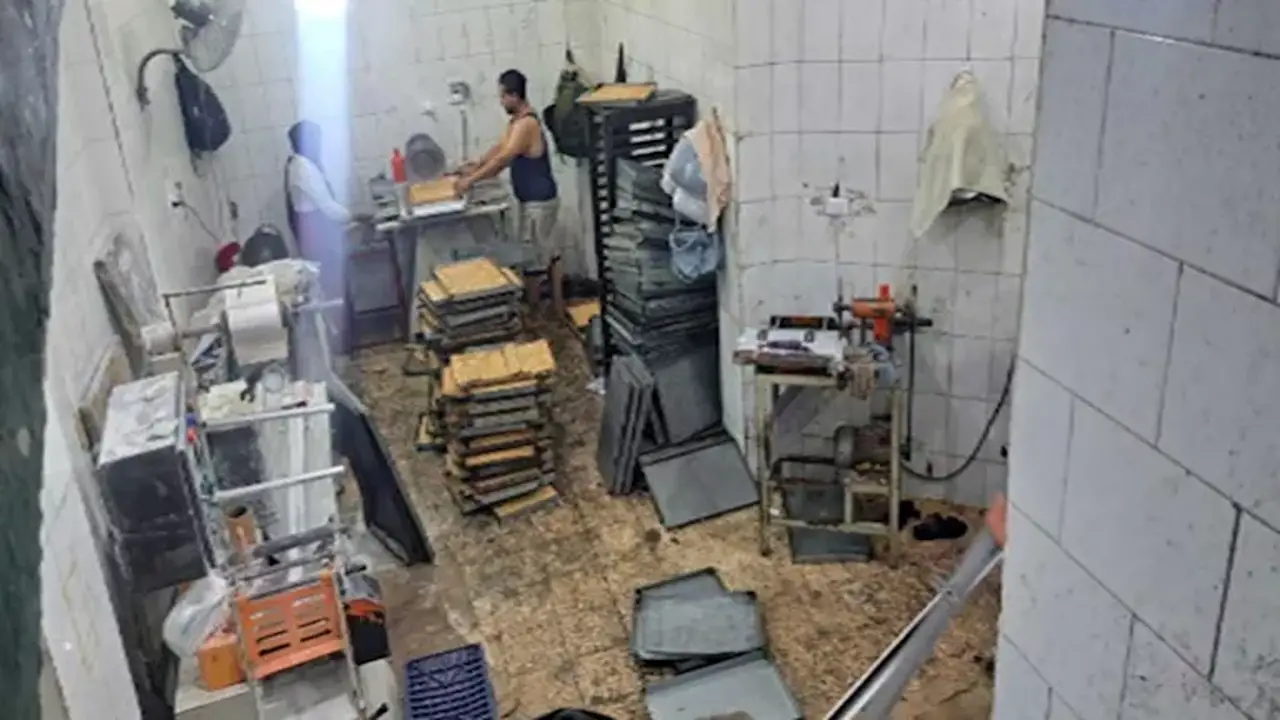 إغلاق 4 مصانع غير مرخصة تنتج حلوى فاسدة في 3 محافظات بعد ضبط 17 ألف عبوة مشبوهة