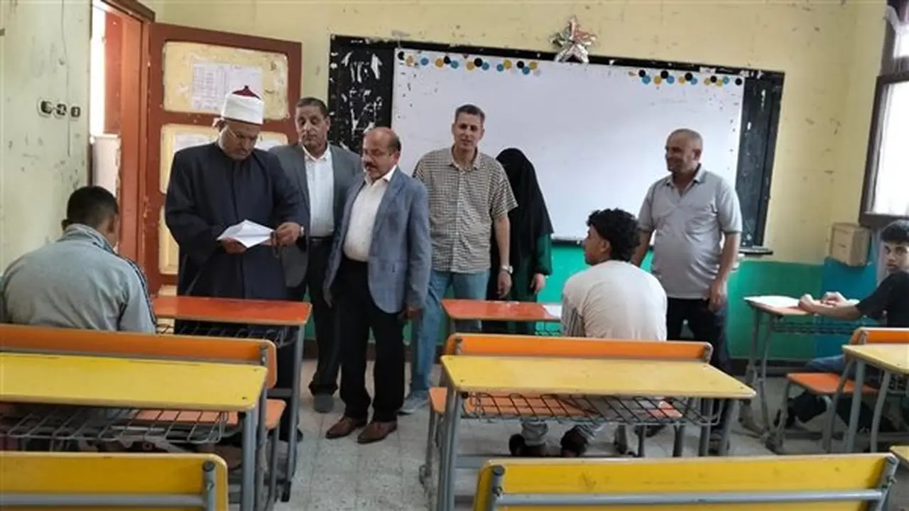 تفقد رئيس منطقة الإسماعيلية لجان امتحانات الدور الثاني في التل الكبير