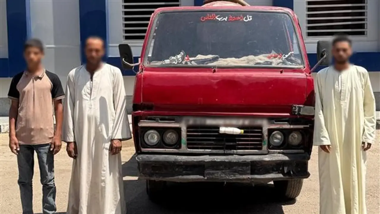 ضبط سائق ومرافقه لقيامهما بإلقاء مخلفات في مجرى مائي بقنا