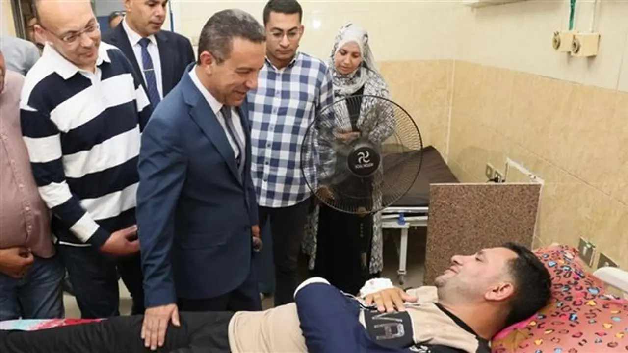 محافظ المنوفية يزور نائب رئيس حي شرق بعد تعرضه للاعتداء أثناء أداء عمله