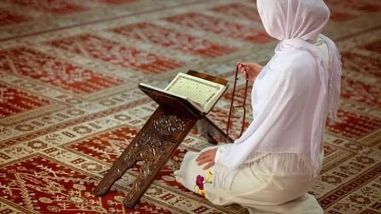عالم أزهري يعلق على منع فتاة من الصلاة في مطعم: الأصل أن تصلي المرأة في بيتها