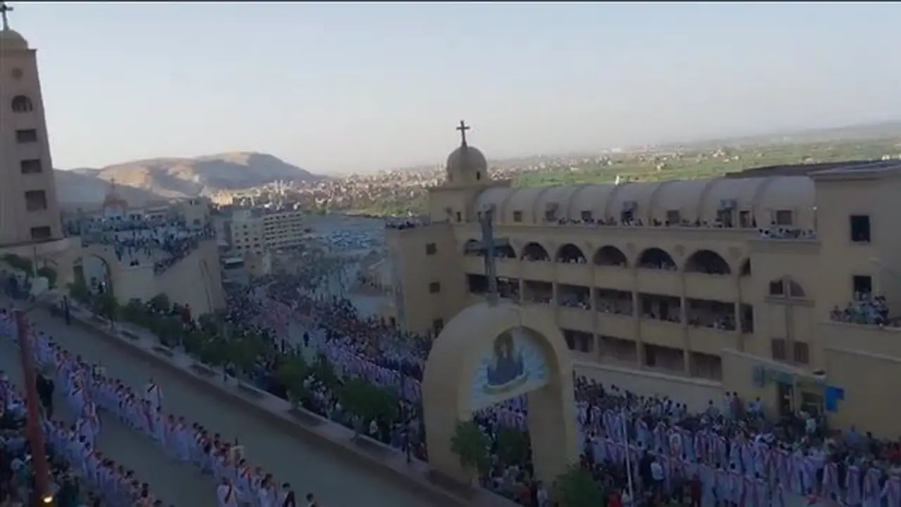احتفالات دير درنكة بأسيوط: الآلاف يشاركون في زفة أيقونة المسيح وسط الأهازيج والزغاريد (فيديو)