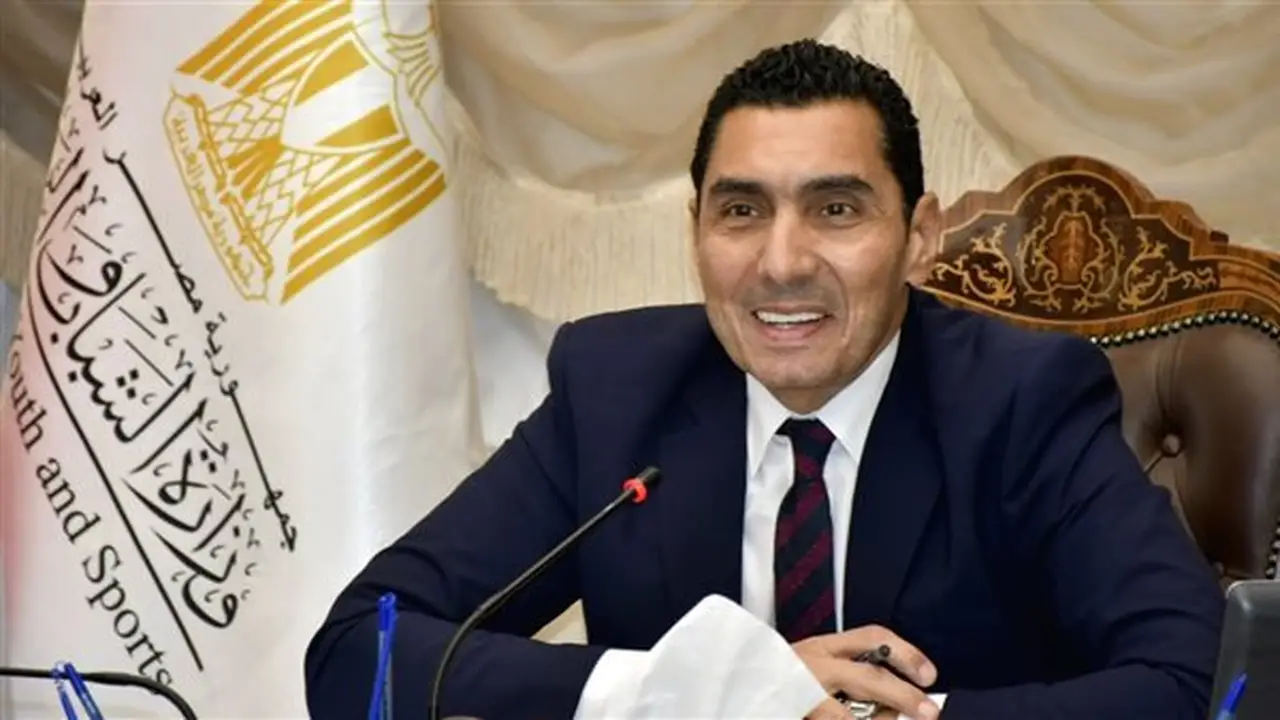 جوهر نبيل يكرم فريق إنقاذ حمام السباحة بمركز شباب الجزيرة (فيديو)
