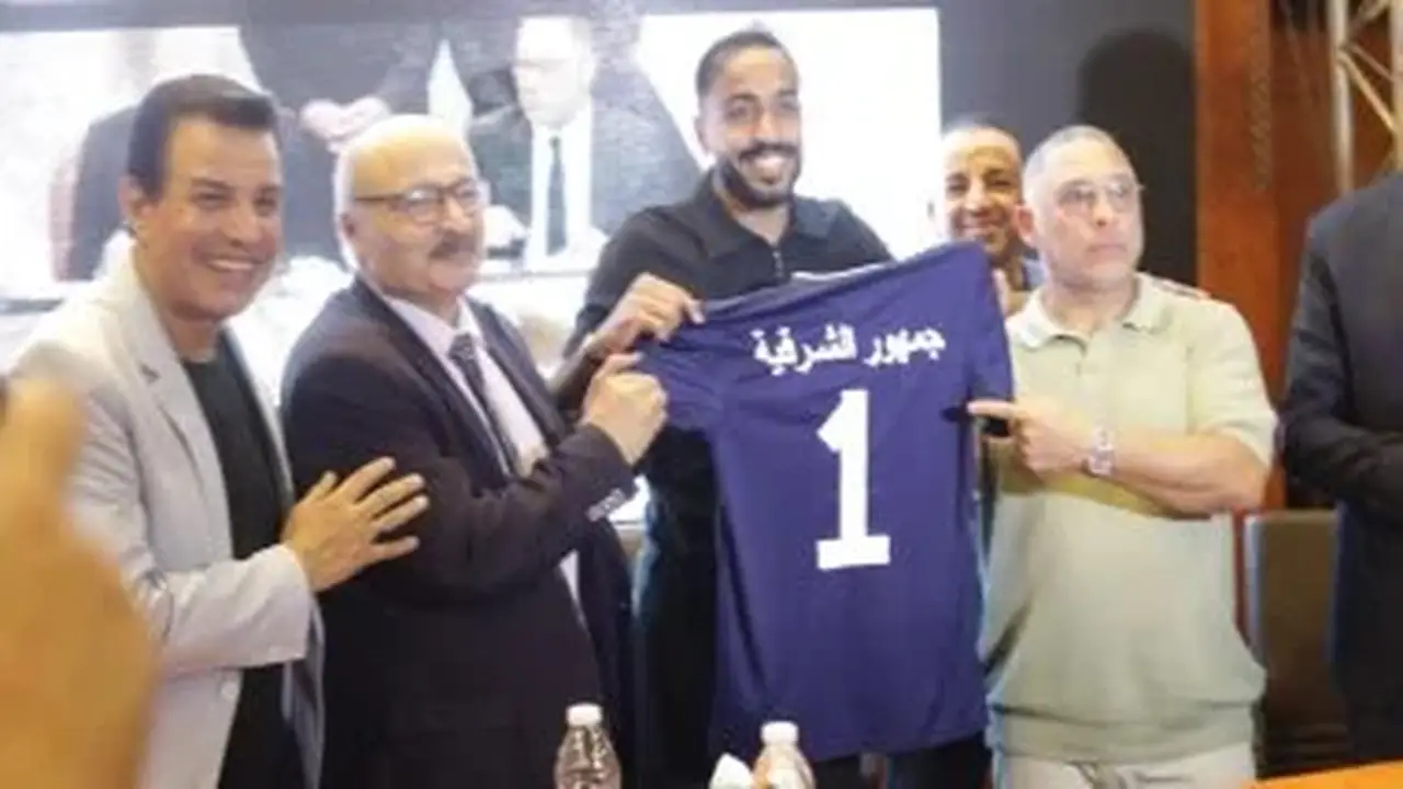 كهربا يقود لاعبي إنبي في زيارة لنادي الشرقية بعد الدمج – صور