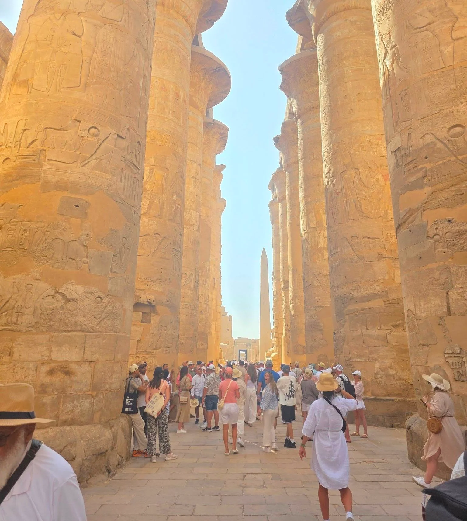 اقبال سياح العالم فى قلب صالة الأعمدة الكبرى فى الكرنك اقبال سياح العالم فى قلب صالة الأعمدة الكبرى فى الكرنك
