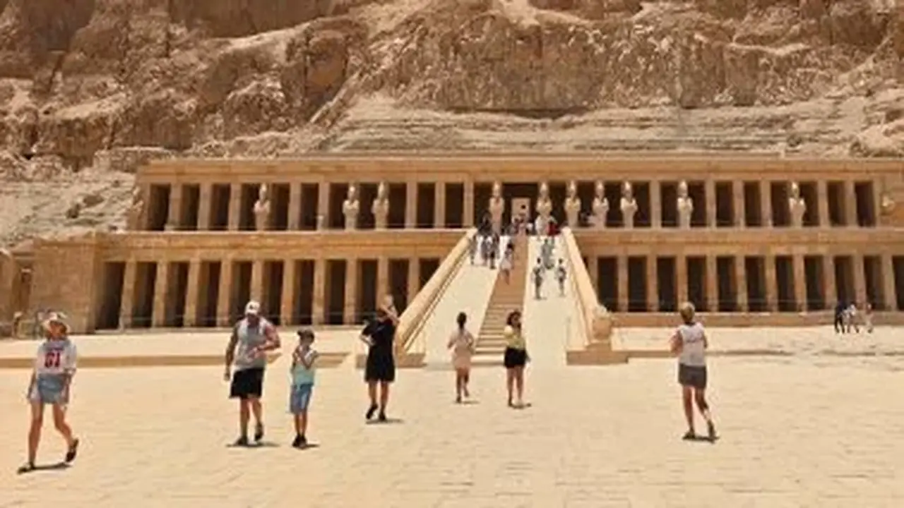 سياح من جميع أنحاء العالم يستمتعون بزيارة المعالم الأثرية في الأقصر – صور