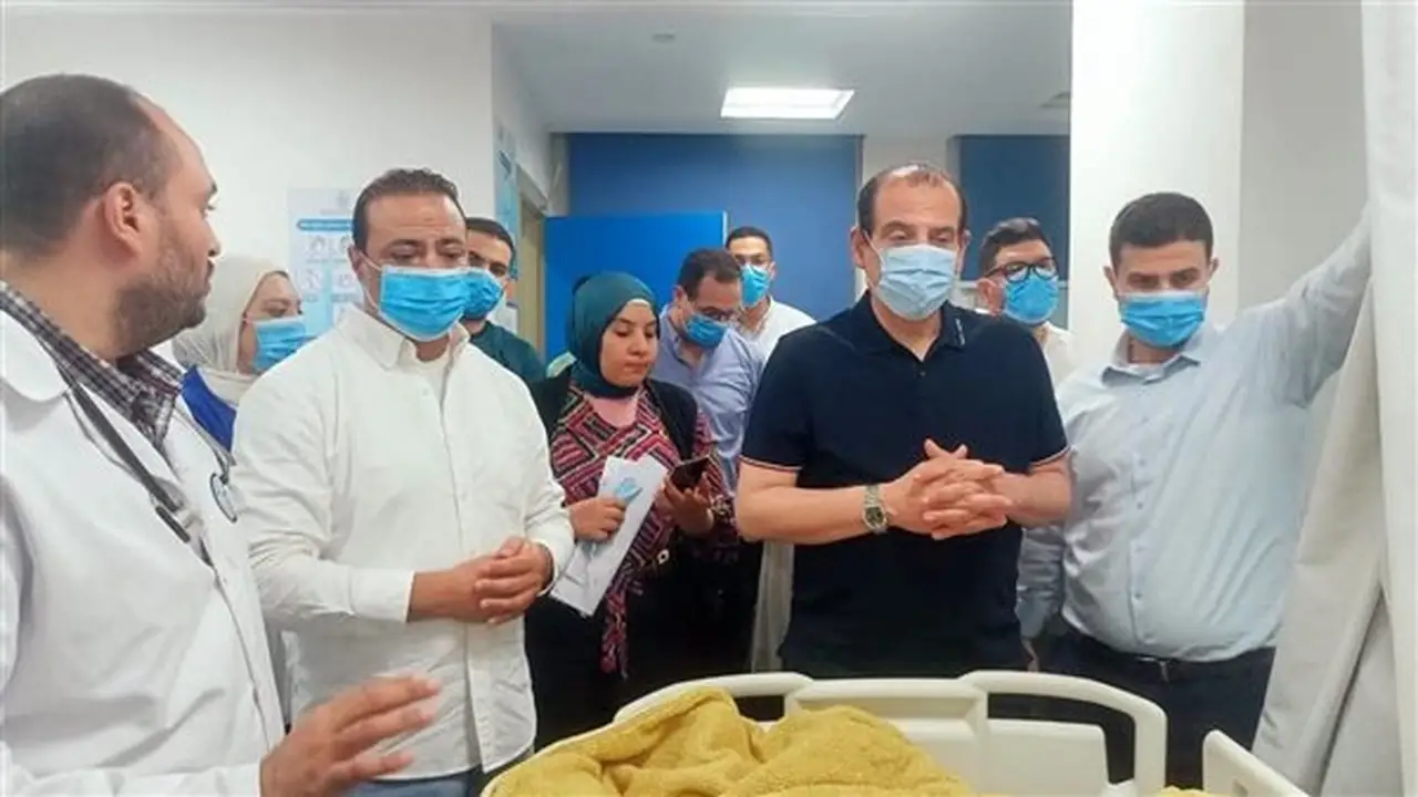 نائب وزير الصحة يتفقد حالة مصابي حادث الإسماعيلية