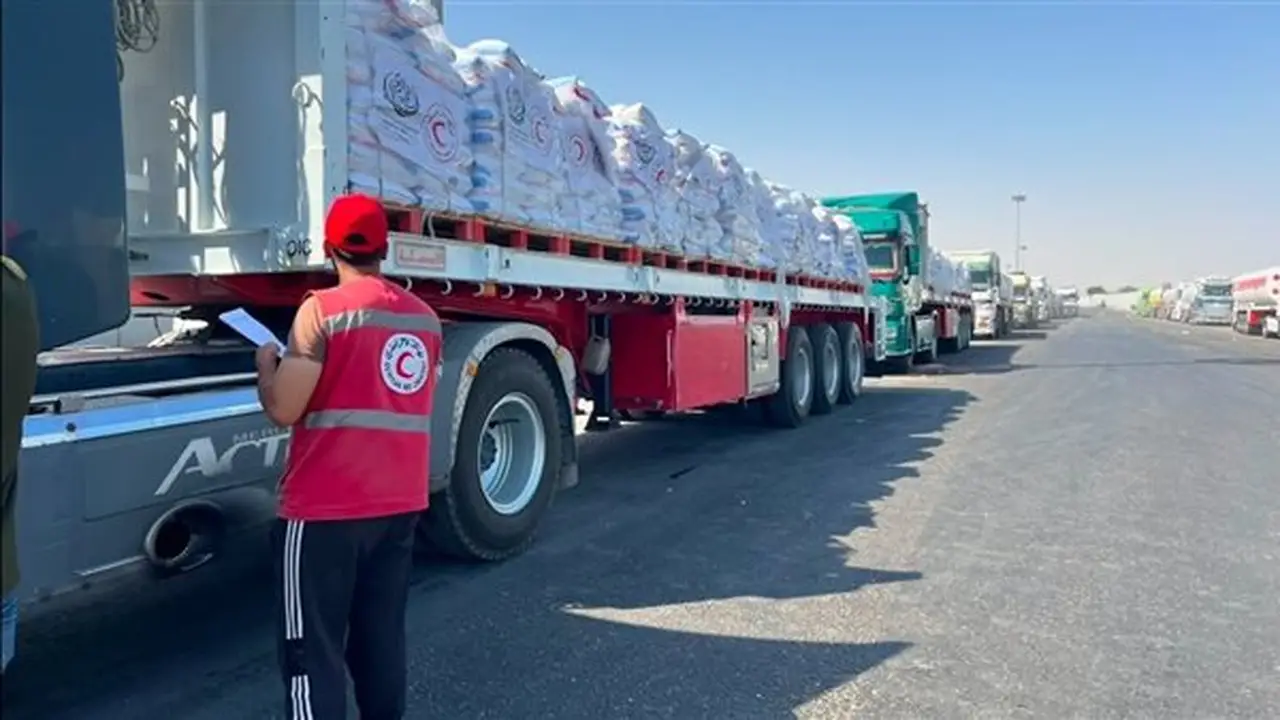 الهلال الأحمر المصري يطلق القافلة رقم 255 «زاد العزة» إلى غزة