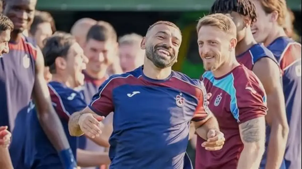 محمد صلاح يستعد لبدء مغامرته الجديدة مع طرابزون.. وعائلته تتابعه إلى تركيا