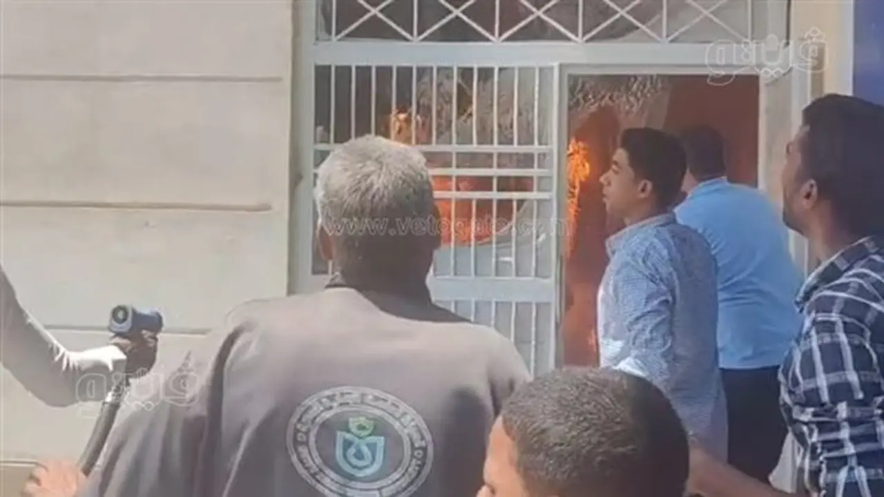 إخماد حريق هائل في مبنى الرعاية الصحية بالأقصر بسبب التكييفات (صور)
