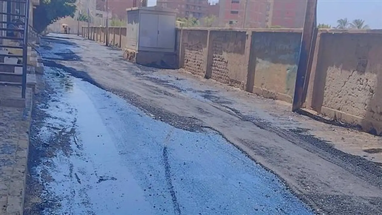 رفع كفاءة طبقات الأسفلت المتضررة في شوارع أسيوط وإعادة رصفها