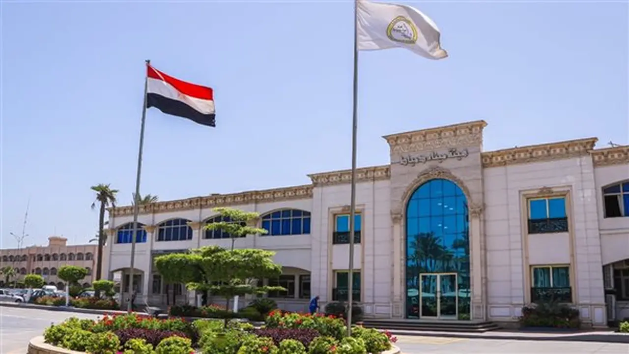 نشاط ملحوظ في ميناء دمياط: استقبال ومغادرة 26 سفينة اليوم الأربعاء