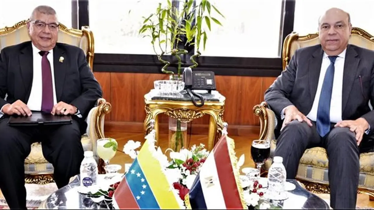 وزير الطيران المصري وسفير فنزويلا يبحثان مستجدات اتفاقية النقل الجوي