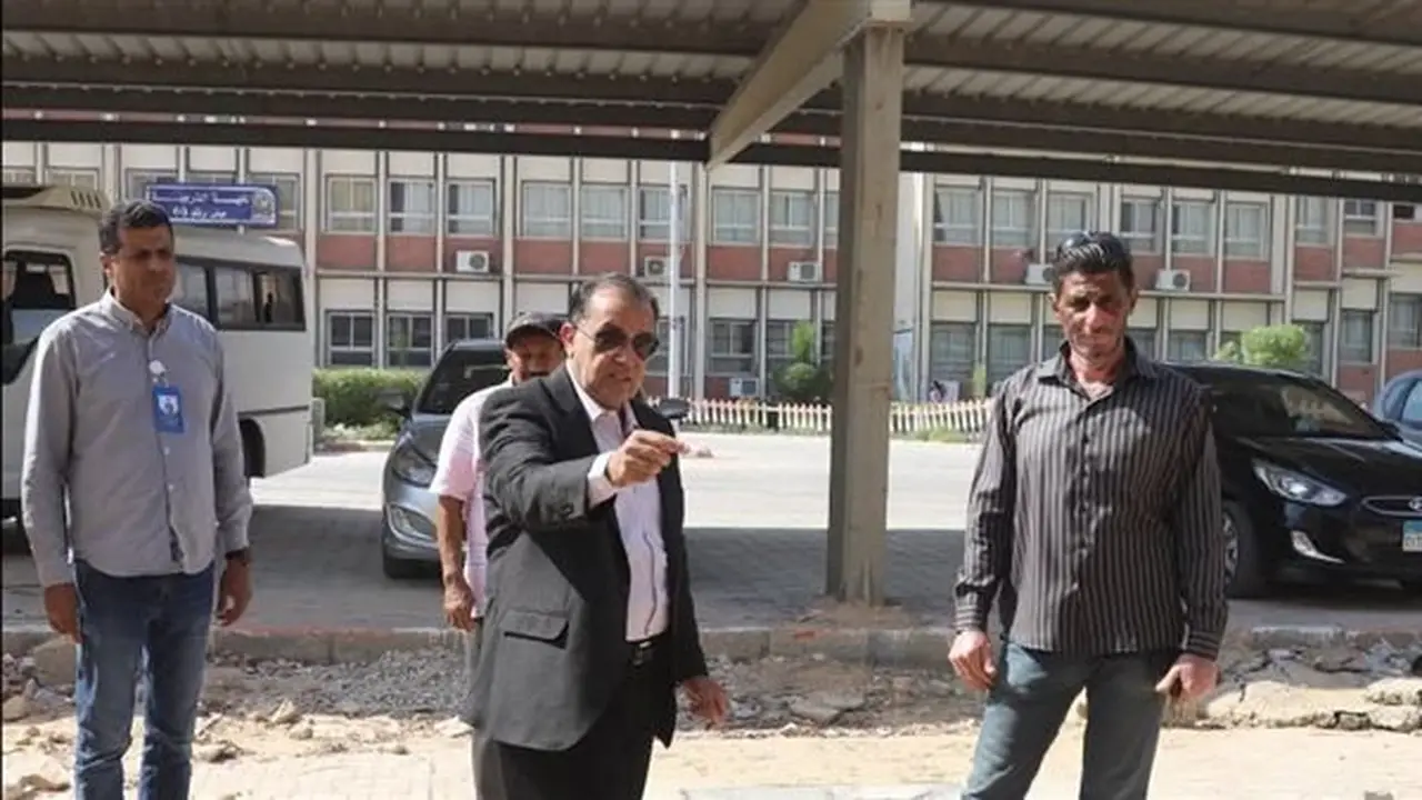 رئيس جامعة قنا يتفقد المنطقة المحيطة بكلية التربية لزيادة الطاقة الاستيعابية لمظلات السيارات