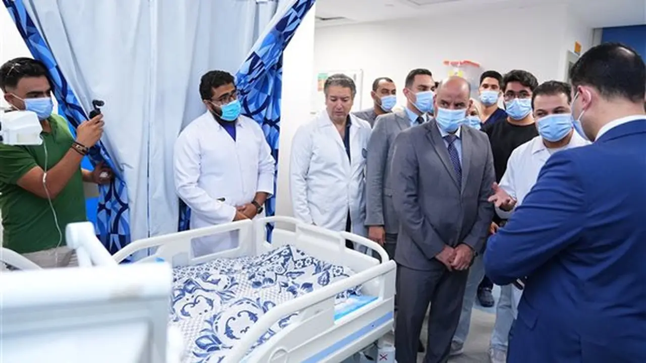 وزير العمل يزور المصابين في حادث الإسماعيلية ويطمئن على صحتهم