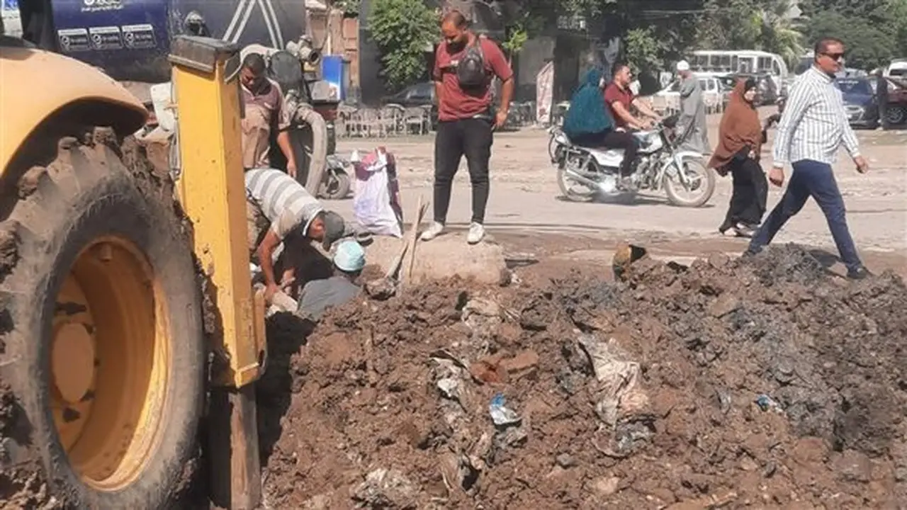 استنفار في شبرا الخيمة لإصلاح تسريب مياه أمام مستشفى بهتيم المركزي