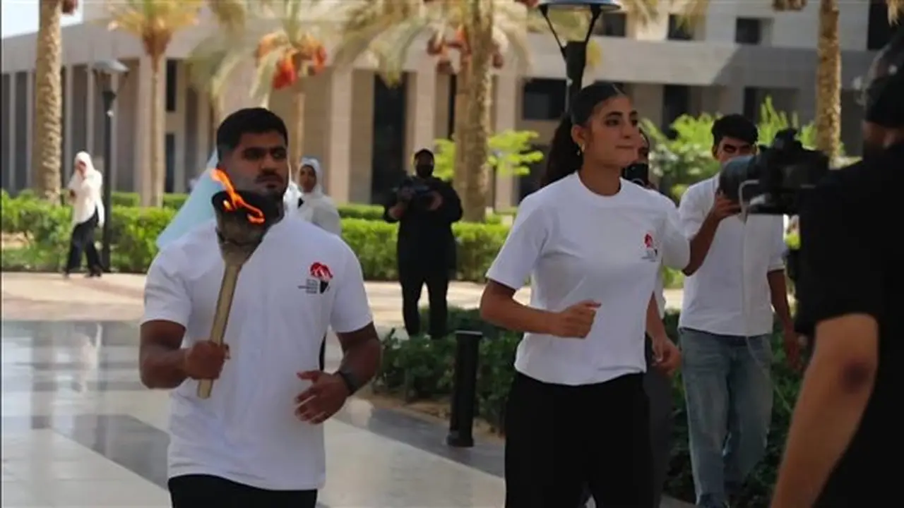 طالب من كلية العلاج الطبيعي في القاهرة يحمل شعلة دورة الألعاب الأفريقية للجامعات