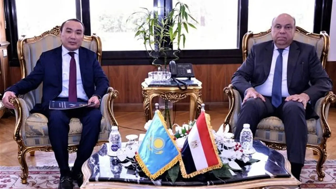 وزير الطيران يبحث مع سفير كازاخستان سبل تعزيز الربط الجوي وتنشيط الحركة السياحية