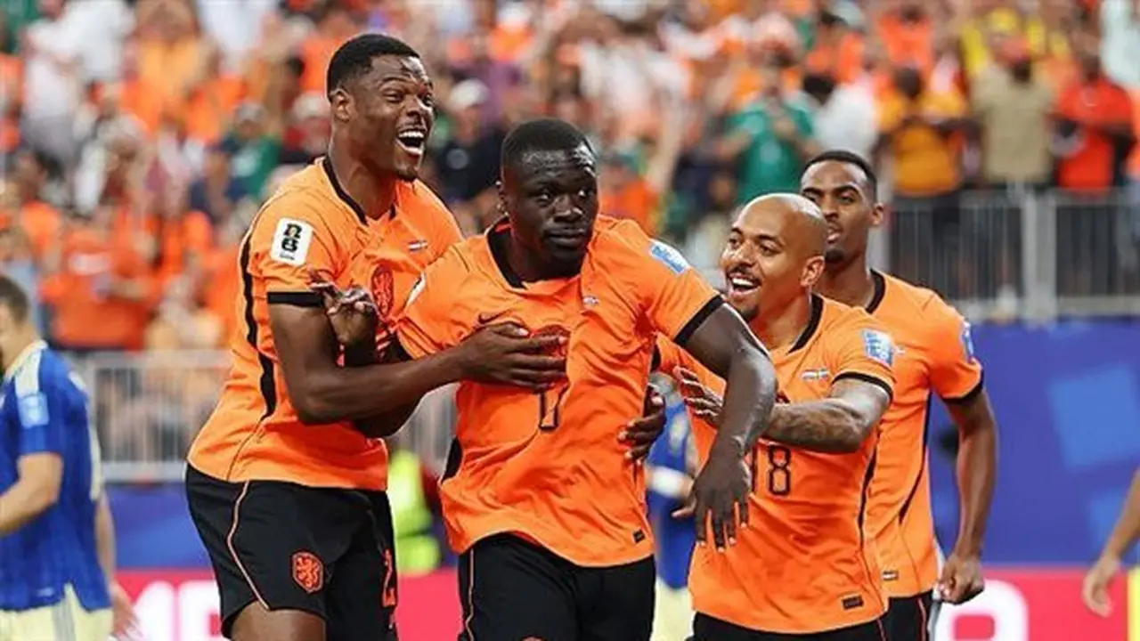 بعد رفض سلوت، روبرتو مارتينيز يقترب من تدريب منتخب هولندا