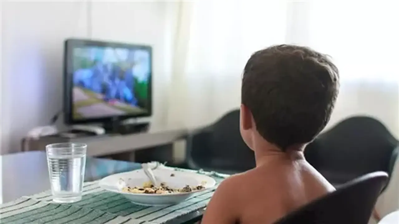 المخاطر الصحية لترك الطفل أمام التلفاز أثناء تناول الطعام