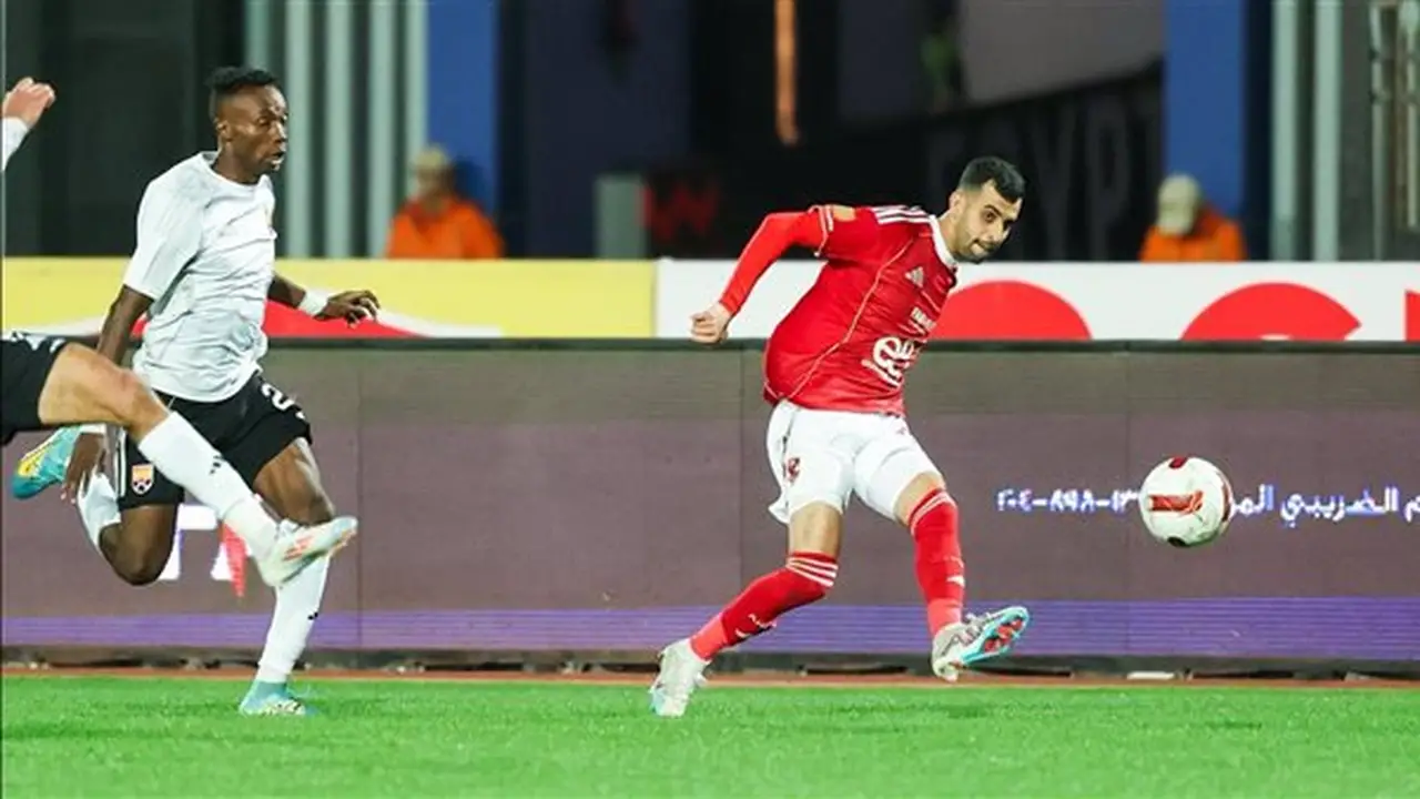 إصابة يوسف بلعمري لاعب الأهلي خلال مباراة ودية أمام بادالونا