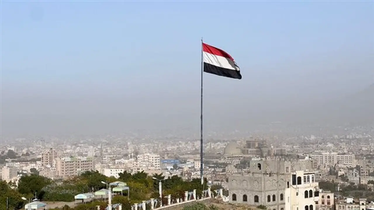 الجيش اليمني يتصدى لهجمات الحوثيين في المخا باستخدام الدفاعات الجوية
