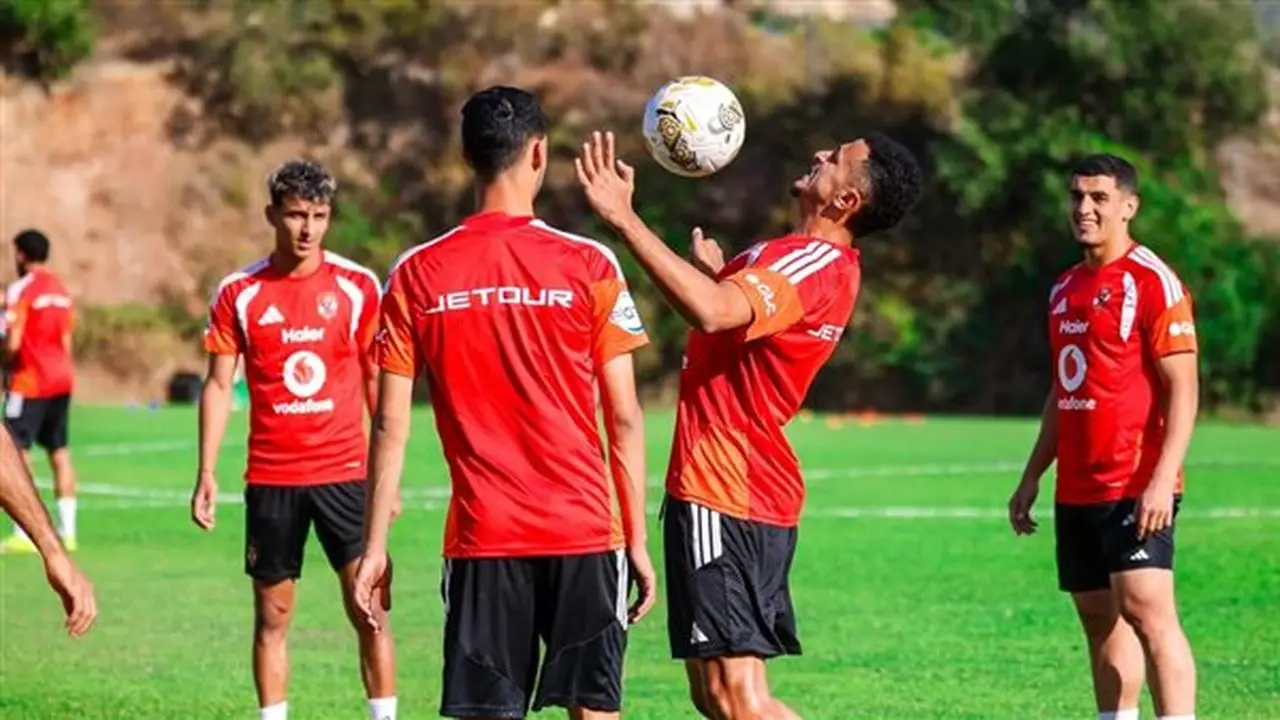 الجهاز الفني للمنتخب يراقب لاعبي الأهلي الدوليين في مواجهة برشلونة