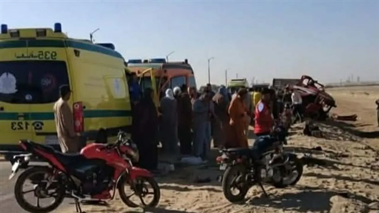 إصابة 14 عاملاً في تصادم بين ربع نقل وتروسيكل بمحور سمالوط في المنيا