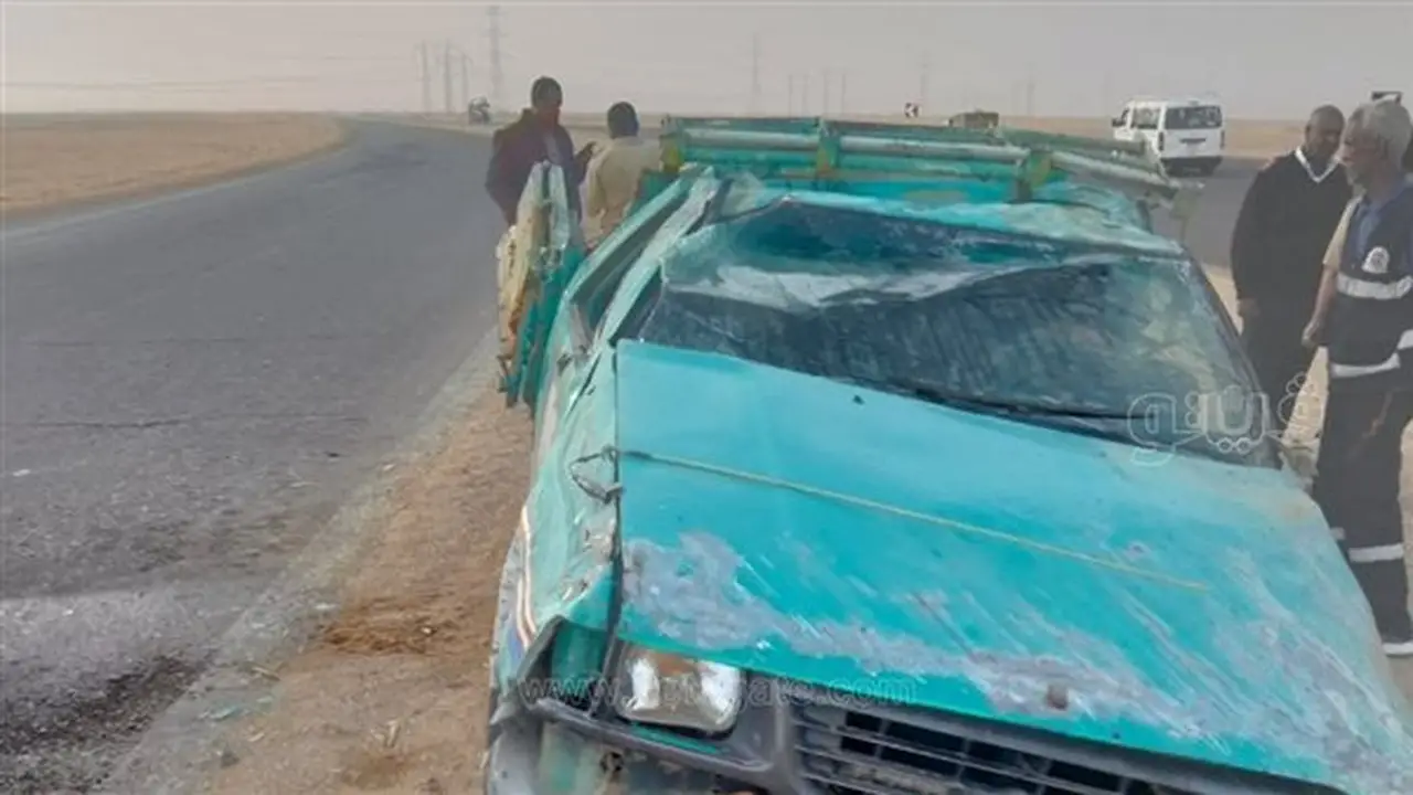 رفع آثار انقلاب سيارة نقل محملة بالزلط وفتح الطريق في قنا