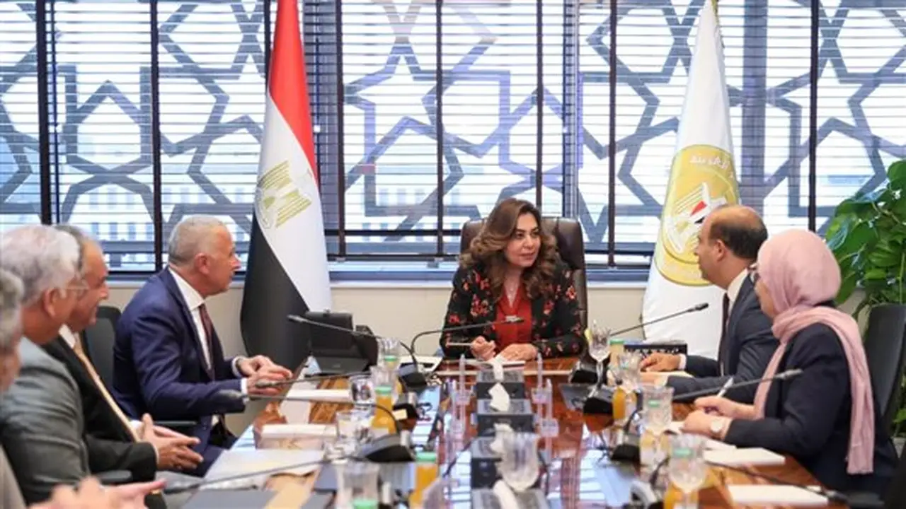 وزيرة التنمية المحلية تستعرض فرص الاستثمار في إدارة المخلفات وتحويلها إلى وقود بديل