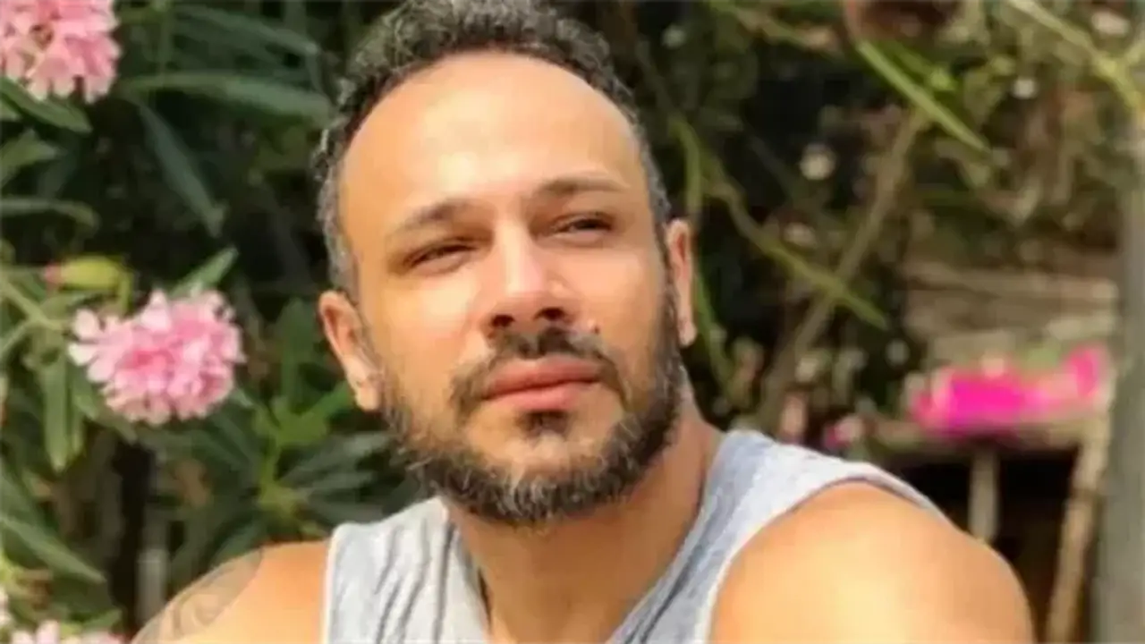رحيل والدة الفنان محمد عطية يؤثر عليه بشدة