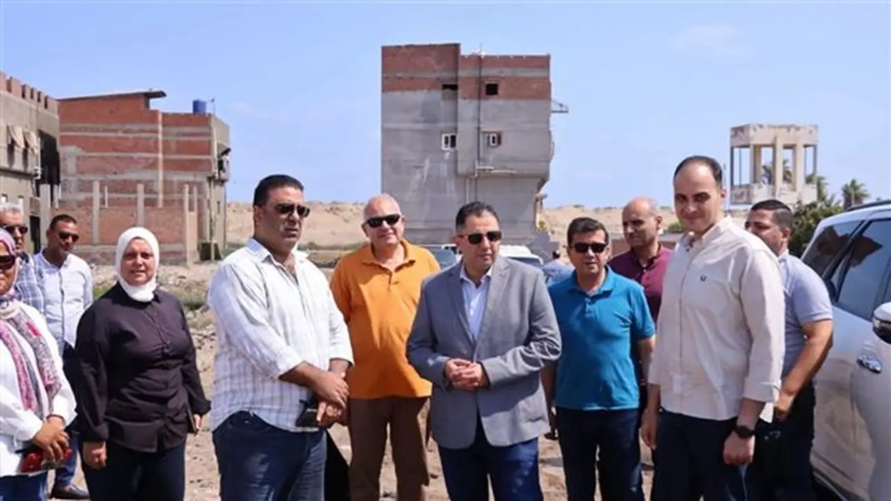 محافظ دمياط يتفقد حملات رفع المخلفات في عزبة البرج وشطا