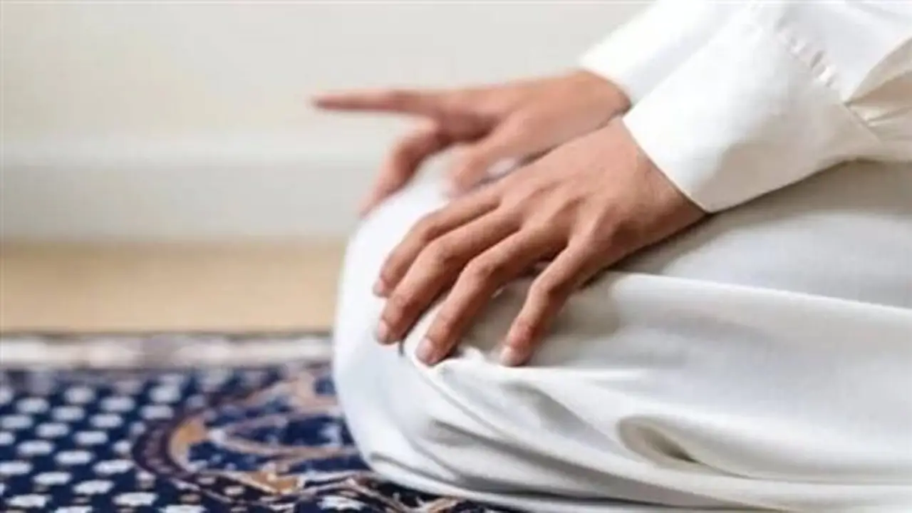 الإفتاء توضح كيفية تحريك الأصبع في التشهد وآراء العلماء حولها