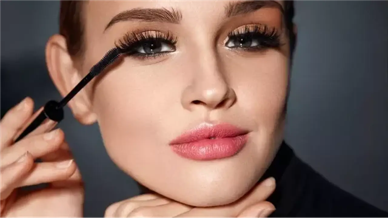 تفسير حلم وضع الكحل في المنام وتأثيره على الأعباء والمشكلات