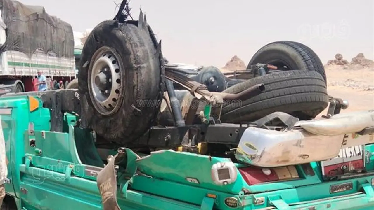 مصرع شخص وإصابة 19 آخرين في انقلاب سيارة عمال بطريق أبوسمبل