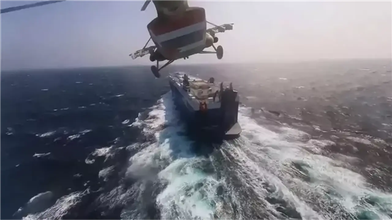 الجيش اليمني يعلن عن تدمير 3 زوارق للحوثيين محملة بالمتفجرات في البحر الأحمر