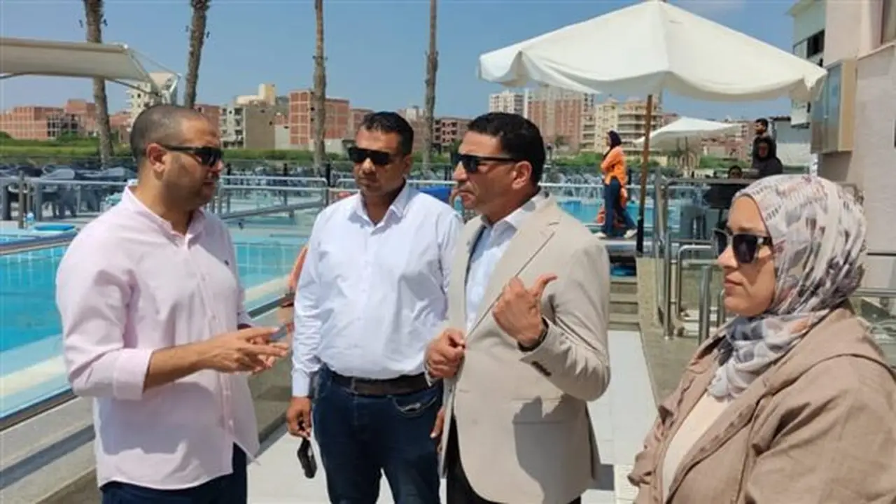 وكيل وزارة الشباب والرياضة بالدقهلية يتفقد حمام سباحة نادي الحوار بالمنصورة