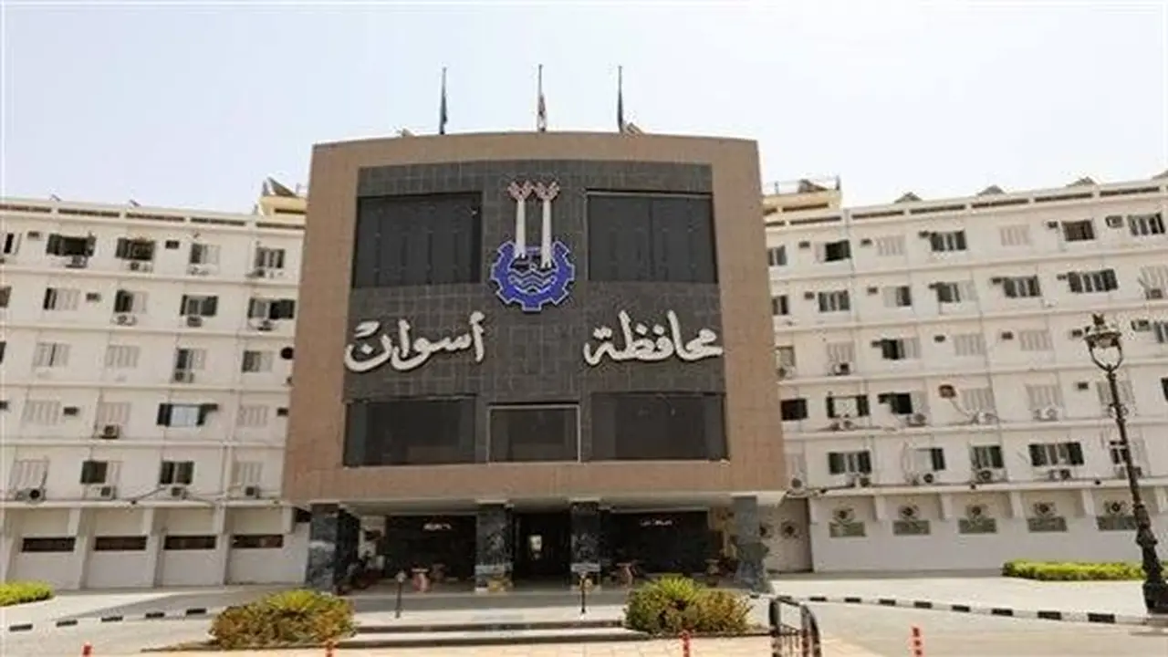وفاة شاب في أسوان بسبب عمود إنارة مائل والمحافظ يتخذ إجراءات عاجلة